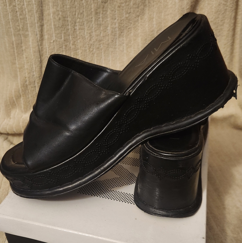 Black Wedges